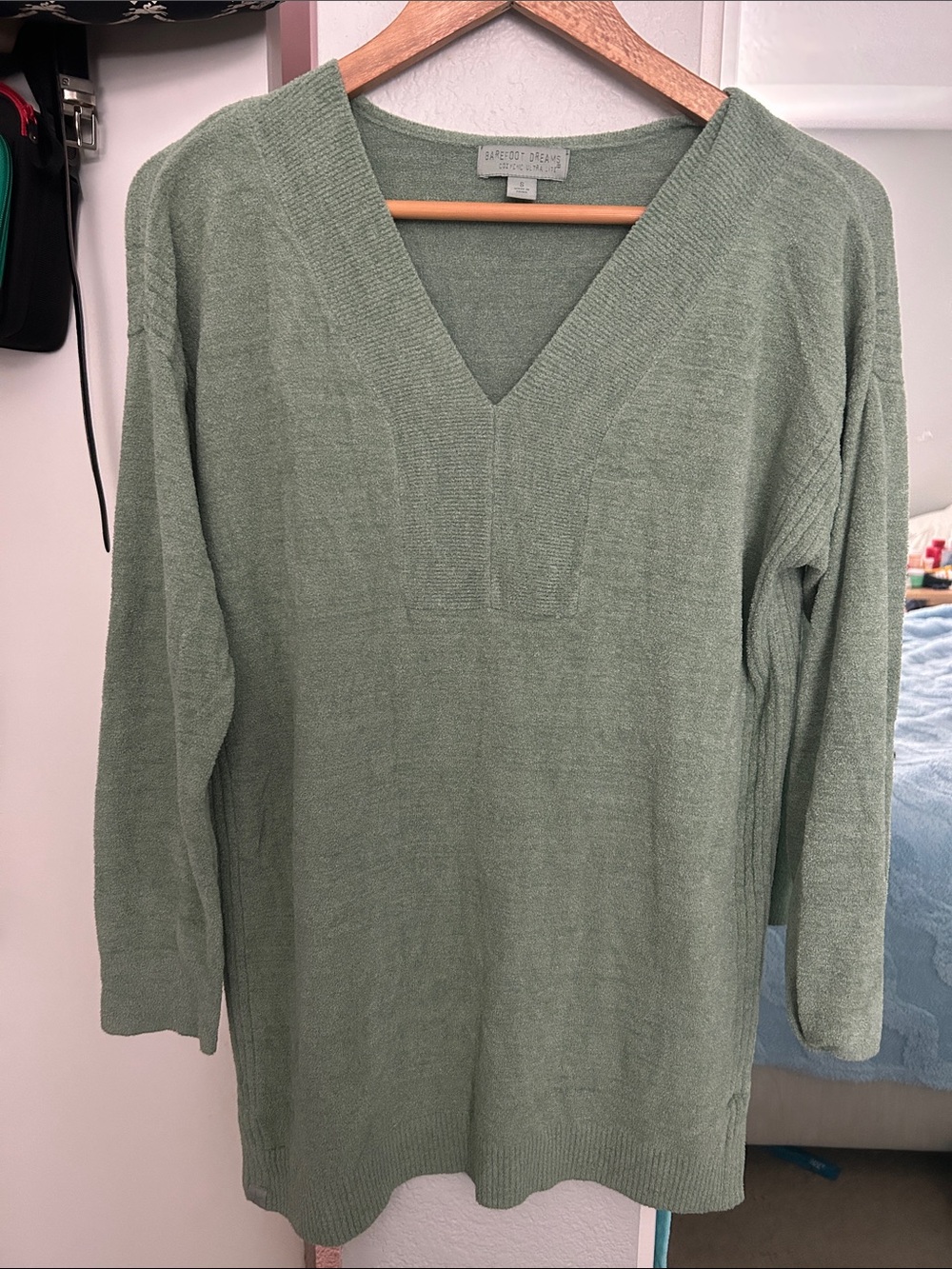 Barefoot Dreams Cozychic Ultra Lite V Neck Knit Sweater Size M in Sage Green